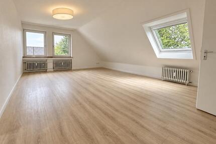 Helle 2,5-Zimmer DG-Wohnung mit Tageslichtbad, Garage optional - Düsseldorf Lörick