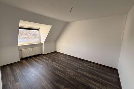 Wohnen im Dachgeschoss – perfekt für Ihre Familie! Jobcenter ab 4 Personen möglich - Essen Frillendorf