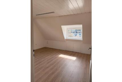 Neu renovierte zwei Zimmer Wohnung im Dachgeschoss zu vermieten - Kassel Kirchditmold