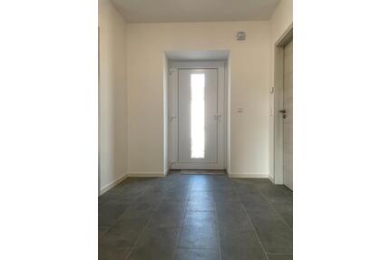 2 Zimmer 93 qm Wohnung, Bad, Küche, eigener Eingang - Oebisfelde-Weferlingen