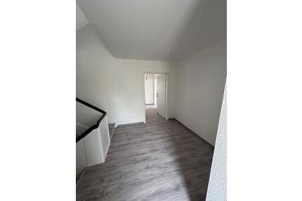 Attraktive und Sanierte, 4 Zimmer Obergeschosswohnung mit Balkon - Löhne