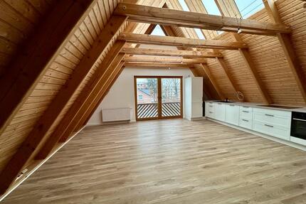 2,5 Zimmer Dachgeschosswohnung mit Balkon in Ammersbek-Lottbek