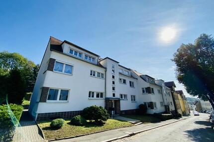 Neuer Fußboden und Wanne + Dusche! 2 Zimmer Wohnung in Langenberg - Gera