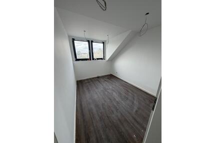 Kernsanierte 3-Zimmer Dachgeschosswohnung in Oberhausen-Schlad - Mülheim an der Ruhr Rechtsruhr-Nord