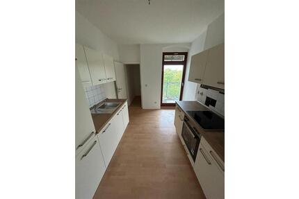Großzügige 3-Zimmer mit Einbauküche, Balkon, Wannenbad und Laminat in zentraler Lage! SP mgl. - Chemnitz Hilbersdorf