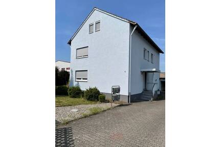 Sehr schöne 3 Zimmer Whg., mit großer Terrasse und Gartenbenutzung. - Erlangen / Eltersdorf