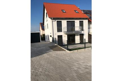 Neuwertige 2 Zimmer Dachgeschosswohnung in Preisenberg - Kumhausen