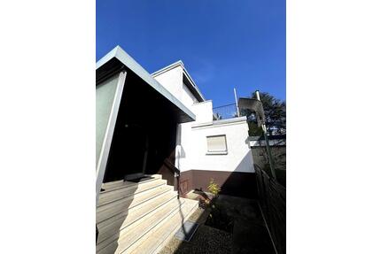 Wohnen wie im eigenen Haus – besondere Wohnung im Anbau mit großem Balkon - Wiesbaden Schierstein