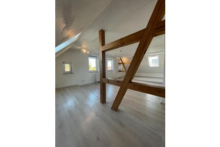 Helle 2 Zimmer Dachgeschosswohnung zu vermieten - Coburg