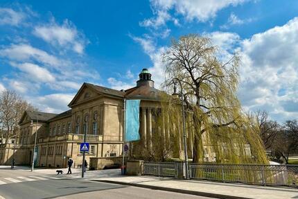 Wohnen am Regentenbau, 3 Zimmer Wohnung mit Stellplatz, wie Neubau, Parkett, Dusche, frei ab Feb.26 - Bad Kissingen