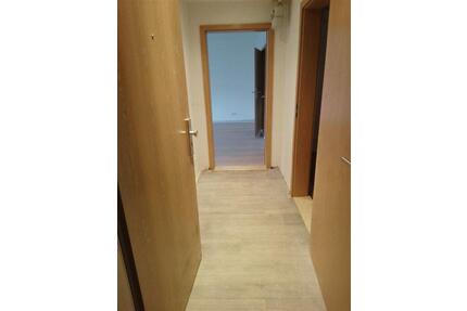 Gemütliche 2-Zimmer mit Dusche und Laminat in guter Lage! Garten mgl. - Sandersdorf-Brehna Torna