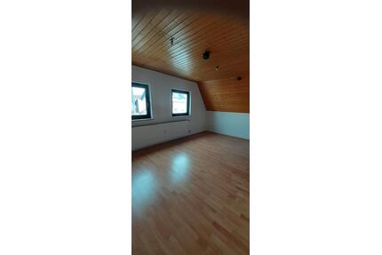 Zwei-Zimmer Dachgeschoss Wohnung in Allersberg zu vermieten