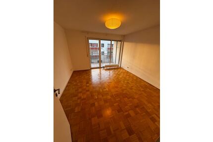 2 Zimmer Wohnung mit Einbauküche und Balkon in zentraler Lage Niederrad - Frankfurt am Main
