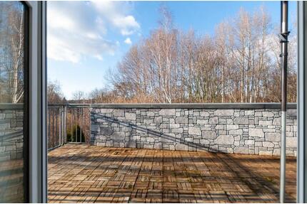 BühlauWeißer Hirsch - große 2-Zimmer-Dachgeschosswohnung mit Dachterrasse und Blick ins Grüne - Dresden Loschwitz