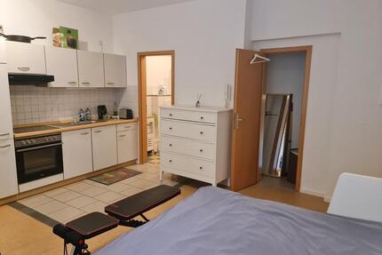 Helle1-Raum-Wohnung mit Terrasse & Einbauküche in Erfurt