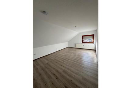 Helle 2,5-Zimmer DG-Wohnung in Solms-Albshausen