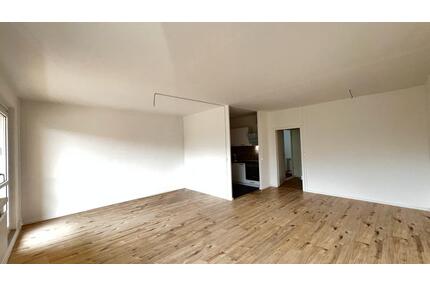 IDEAL FÜR DIE FERNSEHABENDE - Lichtdurchflutete 3 Raumwohnung mit großem Wohnzimmer, privatem Balkon & moderner EBK - Chemnitz Klaffenbach