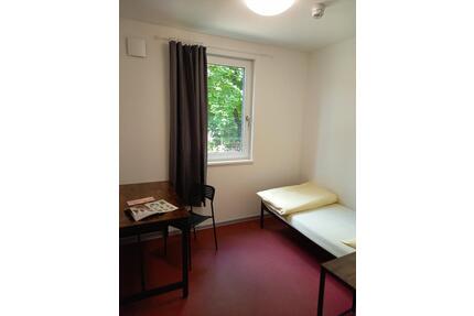 Großes Zimmer mit eigenem Bad - 250,00&nbsp;EUR Kaltmiete, ca.&nbsp; 18,00&nbsp;m&sup2; in München (PLZ: 81476) Thalkirchen-Obersendling-Forstenried-Fürstenried-S