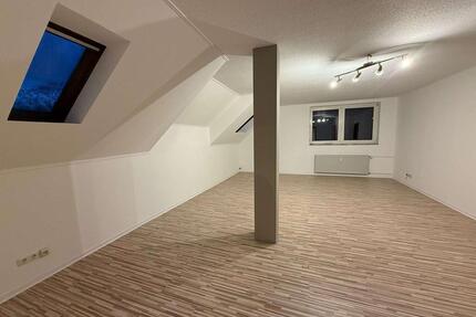 gemütliche zwei Zimmer Dachgeschosswohnung mitten in Lage