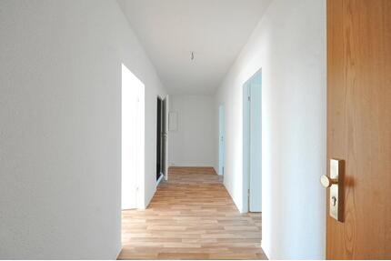 Helle 3 Zimmer Wohnung mit Dusche in der 5. Etage - Halle (Saale) Dölau