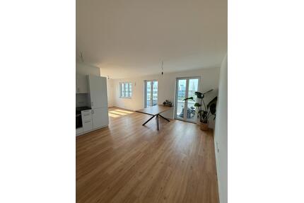 Neubau 2 Zimmer mit großem Balkon, EBK, Aufzug & TG ab sofort - Leipzig Südost