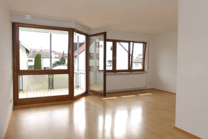 Sanierte, lichtdurchflutete 2 Zimmer Wohnung mit Balkon in bester Lage von Freiberg. Frei ab sofort - Freiberg am Neckar Heutingsheim
