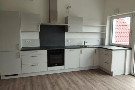 NÄHE BAD BUCHAU! Gehobene 3,5 Zimmer DG-Wohnung mit EBK, Terrasse & Außenstellplatz zu vermieten!