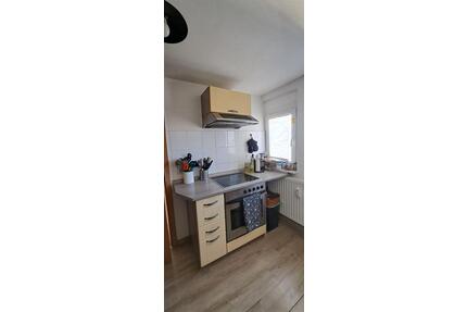 * Großzügige DG 2-Zimmer mit Wanne, EBK und Laminat in traumhafter Lage! * Garten mgl.! - Lichtenau