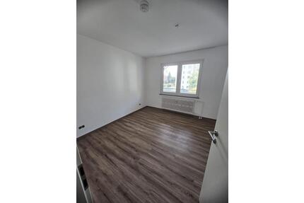 3-Zimmer-Wohnung mit Balkon im 2. Stock in Duisburg-Hafenstraße
