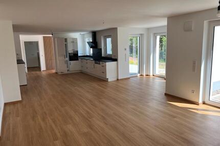 Moderne 5-Zimmer Wohnung mit Terrasse und großem Garten in Adelsdorf