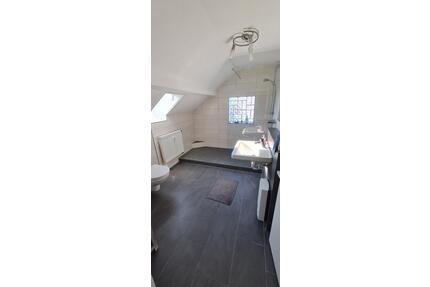 Voll möbliert, gepflegte 2,5 Zimmer DG Wohnung - Zirndorf