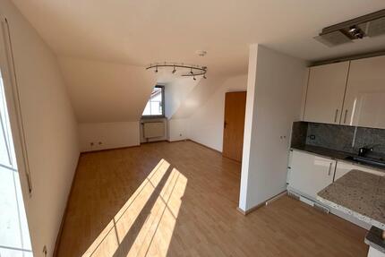 Helle 2-Zimmer DG Wohnung mit Balkon, EBK und TG-Stellplatz - Ingolstadt