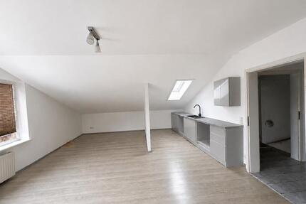 2 - Zimmer Dachgeschoss Wohnung mit Balkon - Küche - Keller - Garbsen Ortschaft Horst