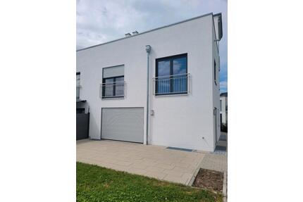 einzelne schöne Zimmer Neubau - 700,00&nbsp;EUR Kaltmiete, ca.&nbsp; 170,00&nbsp;m&sup2; in Kirchentellinsfurt (PLZ: 72138)