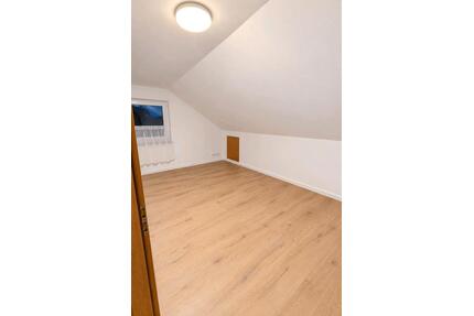 Frisch renovierte 2-Zimmer Dach-Wohnung Nordstadt Singen - Singen (Hohentwiel)