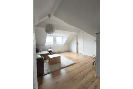 2 Zimmer DG Wohnung - Wilhelmshaven , Mietbegin 1.5.26!