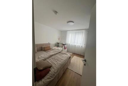 4 Zimmer Erdgeschoss Wohnung - 1.550,00&nbsp;EUR Kaltmiete, ca.&nbsp; 96,00&nbsp;m&sup2; in Abstatt (PLZ: 74232)