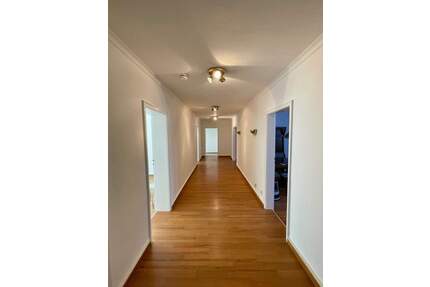 AB SOFORT 1 ZIMMER VERFÜGBAR Renovierte 5er-WG in zentraler Lage in Kehl – helle und großzügige Zimmer zur Miete