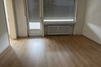 Single-Appartement mit gr. Balkon, Laminat,- u. Vinylboden neu - Duisburg Rahm