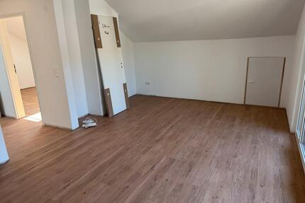 Frisch sanierte 2 Zimmer DG-Wohnung mit Balkon und Waldblick - Leimen