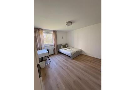 In dieser hochwertig sanierten 4-Zimmer-Wohnung wird ein einzelnes, vollständig möbliertes WG-Zimmer zur Miete angeboten. Die Wohnfläche des Zimmers beträgt circa 15 Quadratmeter. Die... - München Feldmoching-Hasenbergl