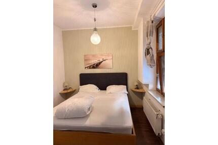 Mobilierte 1,5- Zimmer Wohnung mit einem Eßtisch und einer Küche - Buckenhof