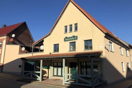 Schöne 2 Zimmer Wohnung mit Balkon und Einbauküche in Kroppenstedt am Markt.