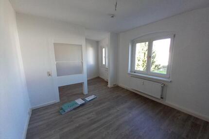 lichtdurchflutete, teilsanierte 2-Zimmer Wohnung im 1. OG der Altenburger Str. 115, Bezug ab sofort! - Gößnitz