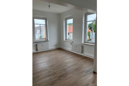 Renovierte 4 Zimmer Altbauwohnung mit neuem Bad und Einbauküche - Halle