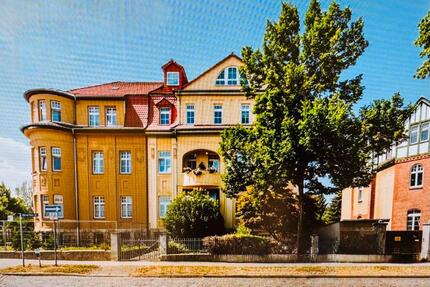 Großzügige und helle 2-Zimmer Wohnung mit Parkett und Stellplatz - Naumburg (Saale)