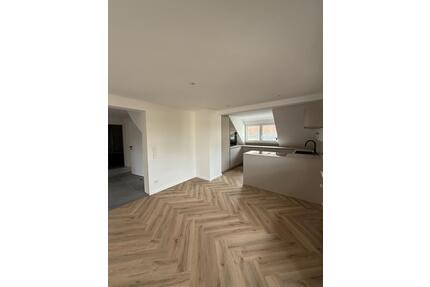 Charmante 3,5-Zimmer Dachgeschosswohnung inkl. Hobbyraum in Stutt - Stuttgart Mühlhausen