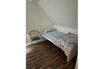Möbliertes Zimmer in Göppingen - 550,00&nbsp;EUR Kaltmiete, ca.&nbsp; 12,00&nbsp;m&sup2; in Göppingen (PLZ: 73037) Bruckwasen