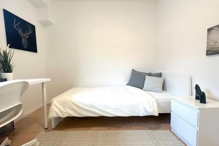 Helles Zimmer frei in unserer 4er WG in Frankfurt am Main