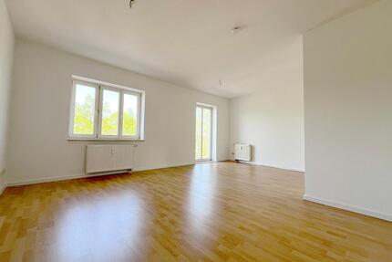 Familienwohnung mit großem Wohnbereich und Balkon - auch WG-geeignet! - Glauchau